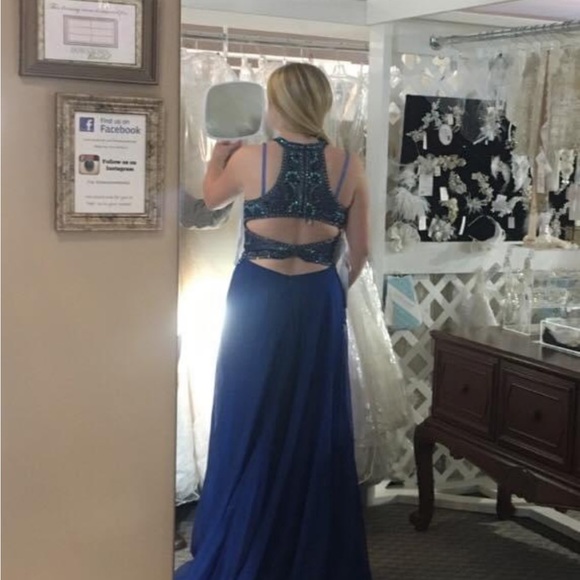 Elegant formal gown, Ellie Wilde size 8 - Picture 2 of 4